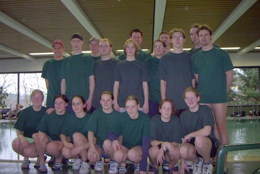 Gemeinsames Gruppenfoto der Männer- und Frauen-Mannschaft der Schnellen Welle bei der Bezirksliga 2001