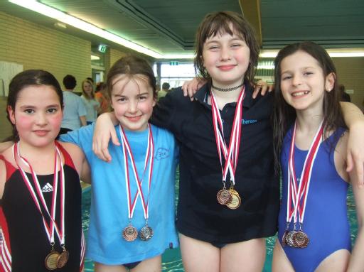 ASG-Schwimmerinnen Isabell-Hibba Abiad, Fiene Dortmann, Theresa Fiehe und Ajdina Hasanovic beim 33. Nachwuchsschwimmen