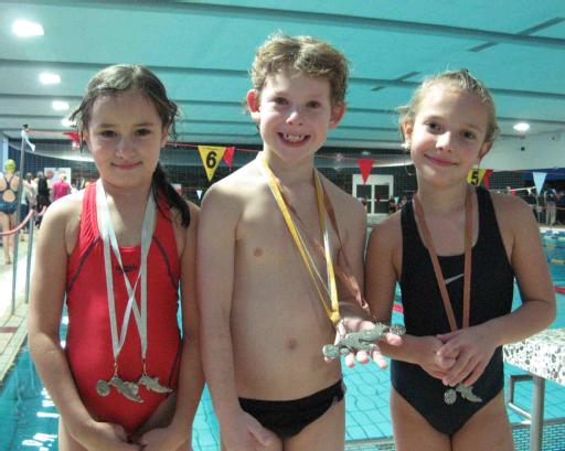 Mariella Langner, Florian Göske und Michelle Batt beim Minischwimmfest in Kamen