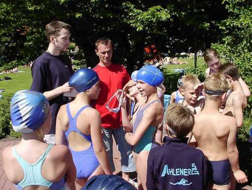 Startvorbereitungen beim 20. Heinz-Lenfert-Pokalschwimmen mit Trainer Dennis Starke (links)