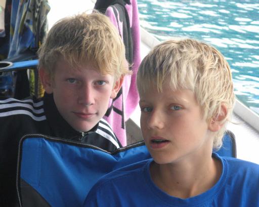 Niklas Ehlert und Malte Rohden beim 16. Flutlichtpokalschwimmen