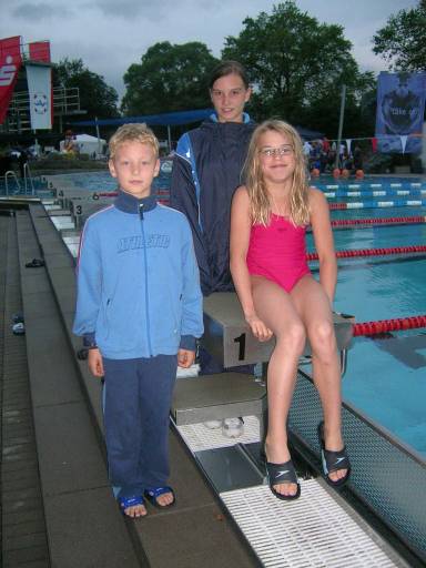Finalteilnehmer beim 12. Oelder Flutlichtschwimmen. Von links: Adrian Binkowski, Svenja Heublein, Jenny Offers