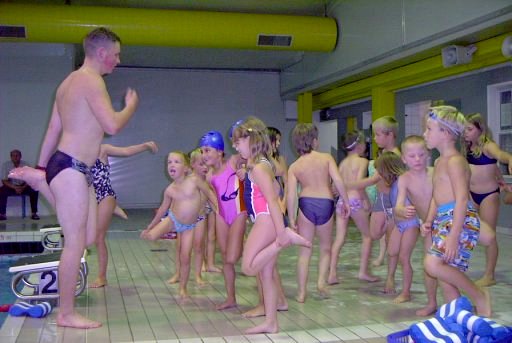 Szenen aus der Wassergewöhnung und Schwimmausbildung bei der ASG-Wassersportabteilung