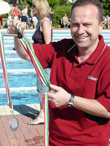 Frank Mielczarek sorgte beim 20. Heinz-Lenfert-Pokalschwimmen für die Übergabe der Medaillen