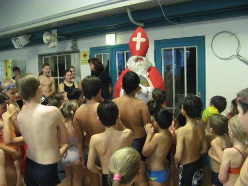 Besuch des Nikolaus beim Nachwuchs der ASG-Schwimmabteilung
