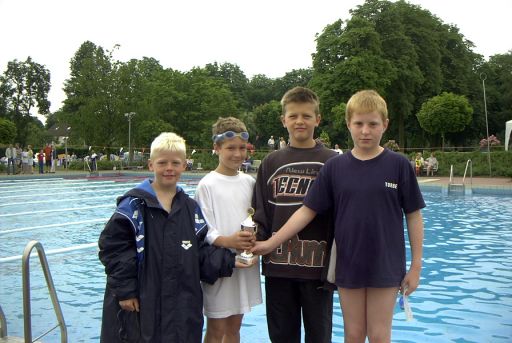 4 x 50 m Rückenstaffel der ASG beim 17. Heinz-Lenfert-Pokalschwimmen. Von links: Fabian Scheller, Nils Meckmann, Mike Fryc und Torben Stiemer.