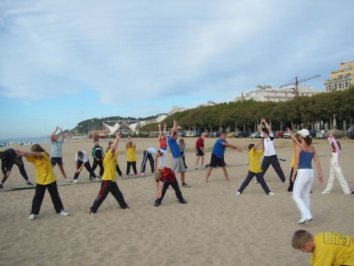 Die Teilnehmer des Trainingslagers 2004 beim Trockentraining am Strand