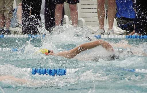 ASG-Schwimmer Anders Kunst über 50m Rücken beim 11. Flutlichtschwimmen