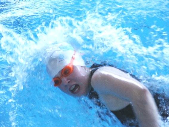 Ricarda Scheller über 100m Freistil beim 11. Internationalen Schwimmwettkampf