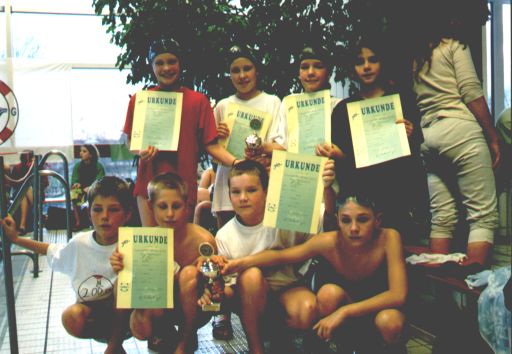 Die Jungen und Mädchen im Jahrgang 1990-92 gewinnen die 4x50 m Lagenstaffel