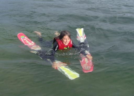 Statt sich wie üblich im Wasser fortzubewegen versuchten die Mitglieder der ersten Wettkampfmannschaft beim Wasserski auf dem Haarener Baggersee ausnahmsweise auf dem Wasser dahinzugleiten