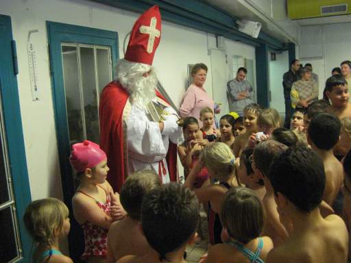Besuch des Nikolaus beim Nachwuchs der ASG-Schwimmabteilung