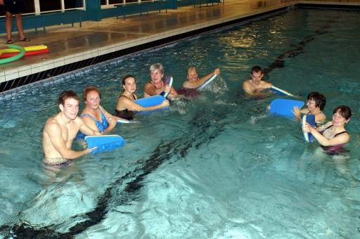 Trainer und Teilnehmer des Erwachsenschwimmkurses