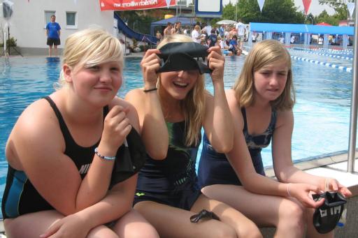 Hannah-Lina Froede, Kathleen Wolschke und Kirsten Domnick beim 16. Flutlichtpokalschwimmen