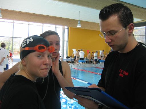 Lagebesprechung zwischen Trainer und Schwimmerinnen bei den Deutschen Mannschaftsmeisterschaften (Bezirksklasse)