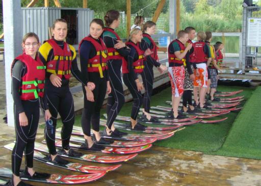 Statt sich wie üblich im Wasser fortzubewegen versuchten die Mitglieder der ersten Wettkampfmannschaft beim Wasserski auf dem Haarener Baggersee ausnahmsweise auf dem Wasser dahinzugleiten