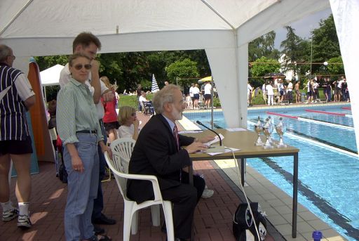 Stellvertretender Bürgermeister Alfred Thiemann eröffnet das 17. Heinz-Lenfert-Pokalschwimmen