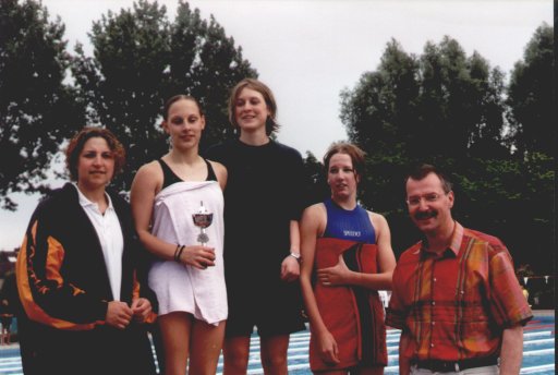 Siegerehrung beim XVI. Heinz-Lenfert-Pokalschwimmen über 4x50 m Delphin - offen. Von links: Jessica Starke, Nadine Falkner, Lea Noreikat, Vera Keßler, Bürgermeister Ruhmöller.