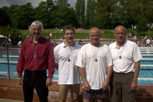 Die Ahlener 4 x 50 m Bruststaffel der AK 200 bis 239 Jahre bei den NRW-Masters-Meisterschaften. Von links: Reiner Jenkel, Gordon Brändel, Theo Dohle und Harald Flühe.