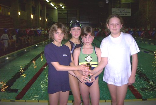 Staffelsieger und Kreismeister 2001 über 4 x 50 m Freistil im Jg. 91-93 von links: Stefanie Heidfeld, Sonja Wimmelbücker, Svenja Heublein und Eileen Prahst