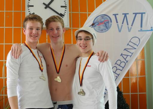 Nils Schewe, Niklas Ehlert und Christoph Brüning (v.l.) landeten im Jahrgang 97 sowohl über 100m als auch über 200m Lagen einen Dreifachsieg.