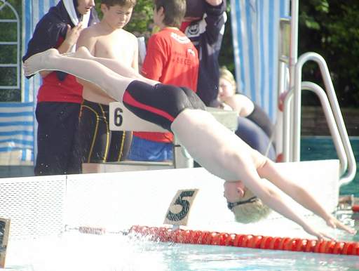 ASG-Schwimmer Fabian Scheller beim 11. Flutlichtschwimmen während des Starts zur 50m Freistilstrecke