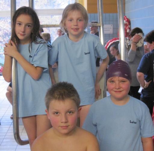Die ASG-Schwimmer Anna Umanski, Jakob Dietrich, Sarah Wolny und Luise Lütkecosmann (von li. nach re.), die mit der 4 x 25m Freistil Staffel den 2. Platz erreichten