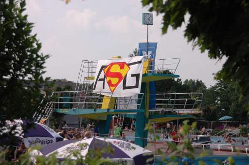 Die ASGer hatten beim 23. Heinz-Lenfert-Pokalschwimmen ihre Fahne auf dem 5-Meter-Turm gehisst