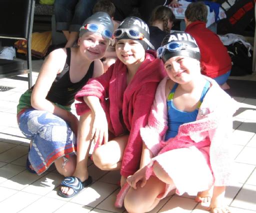 ASG-Nachwuchsschwimmerinnen Julia Schlese, Mariella Langner und Hannah Dudek beim 10. Bockum-Höveler Kindermeeting
