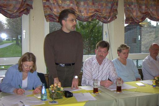 Gordon Brändel berichtet auf der Mitgliederversammlung 2004 über die sportlichen Erfolge der ASGer