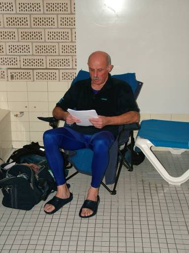ASG Masters Schwimmer Harald Flühe entspannt sich zwischen den Starts beim 2. Masters Wettkampf der Stadt Ennigerloh